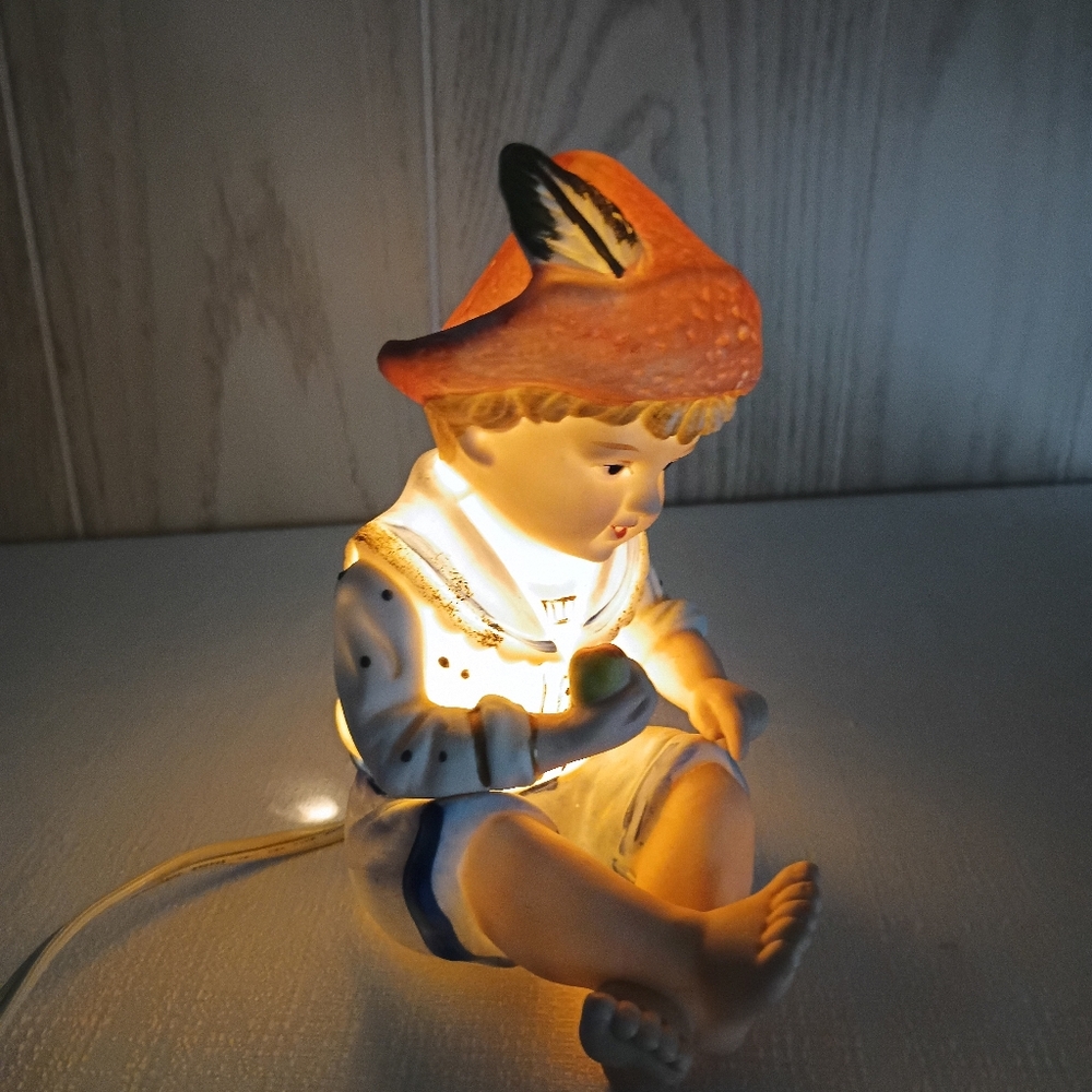 VTG UCCC Taiwan Ceramic boy holding apple night light Piano boy Feather Hat